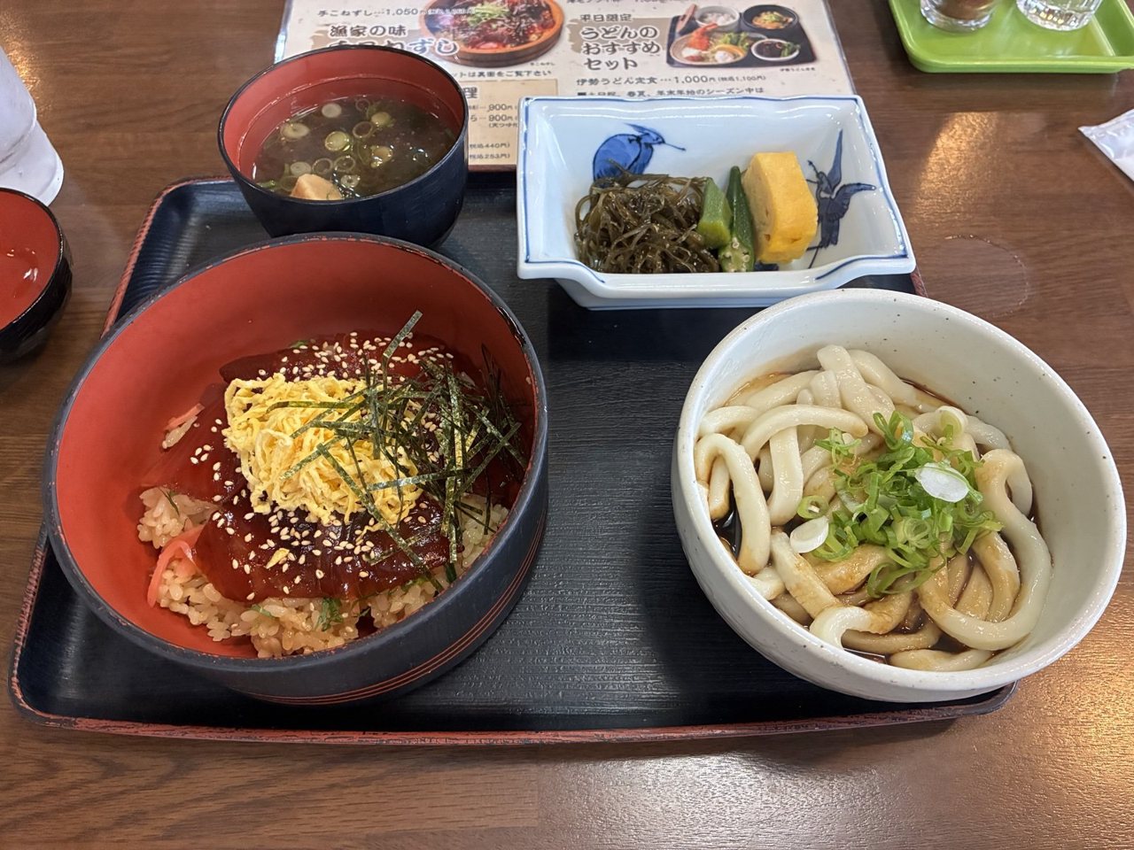 七越茶屋の手こねずし膳。手ごね寿司と伊勢うどん、汁と小鉢