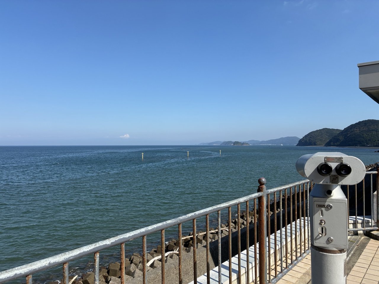 めおと横丁の外の、海が見える展望の手すり