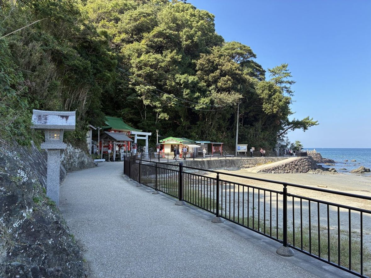 二見興玉神社の海沿いの参道と手すり