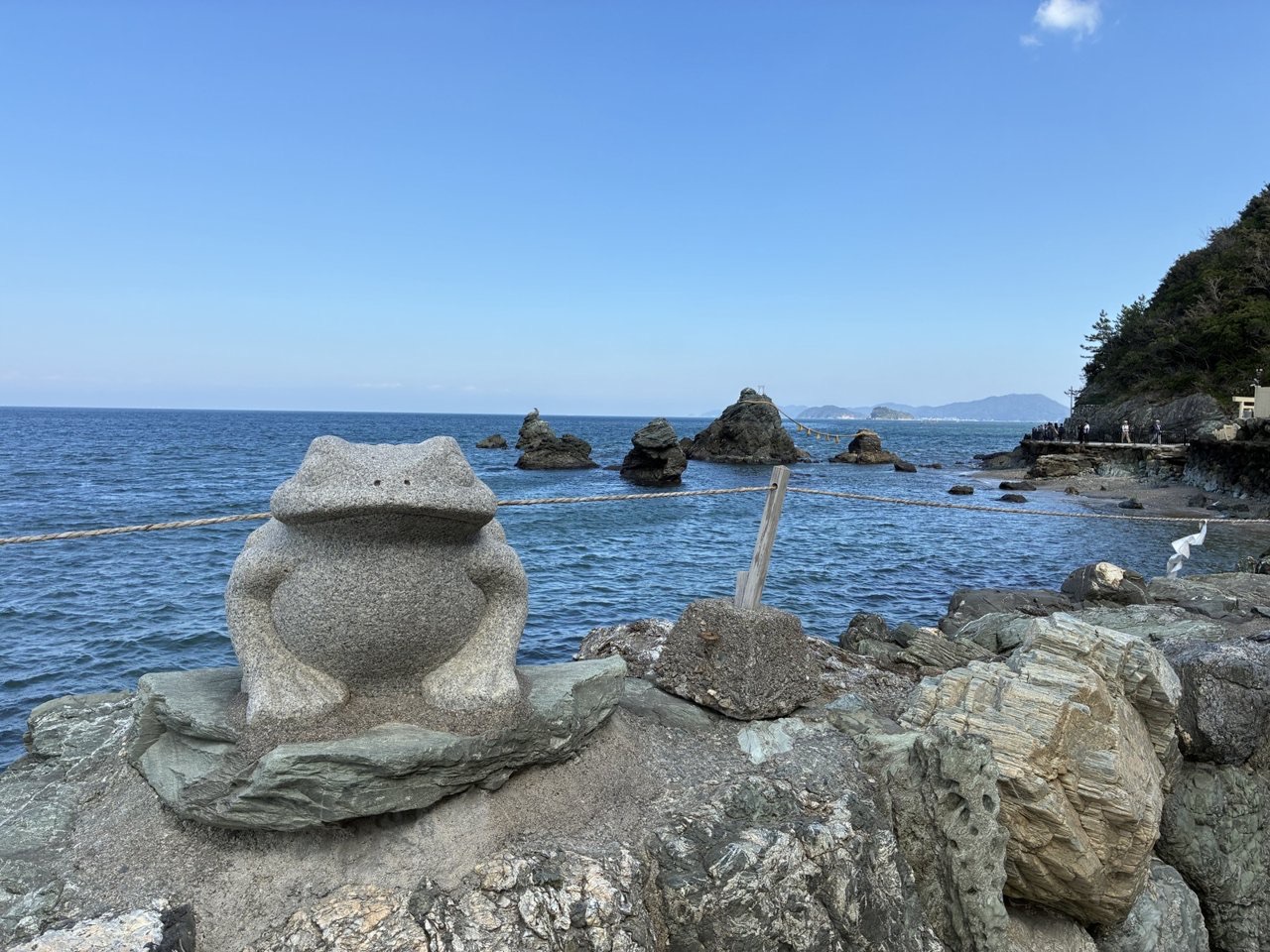 二見興玉神社の海を背にしたカエルの像