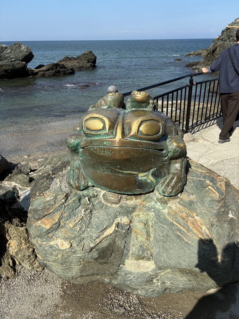 二見興玉神社の参道にある青銅のカエルの像