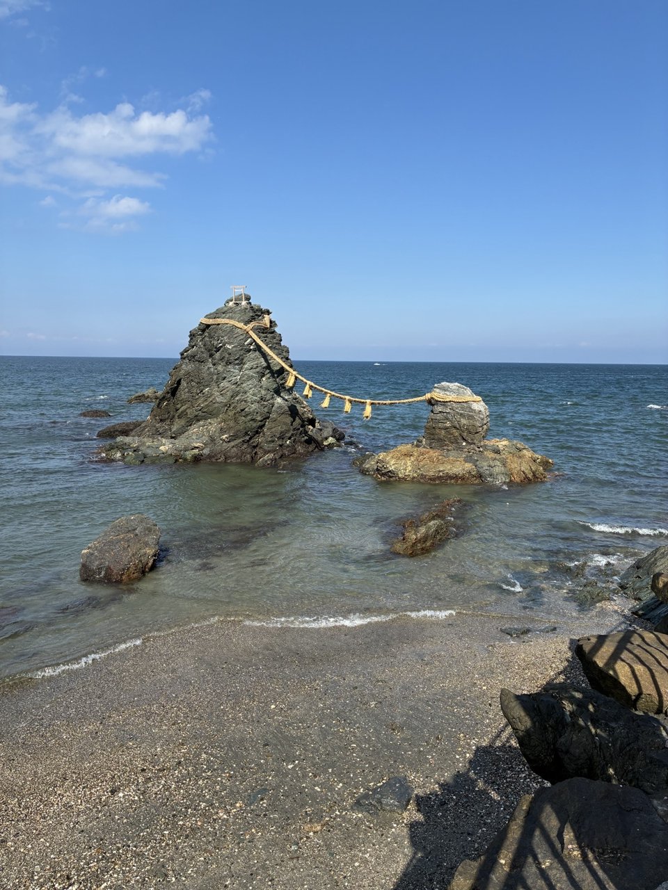 二見興玉神社の夫婦岩と、二つの岩を結ぶしめ縄
