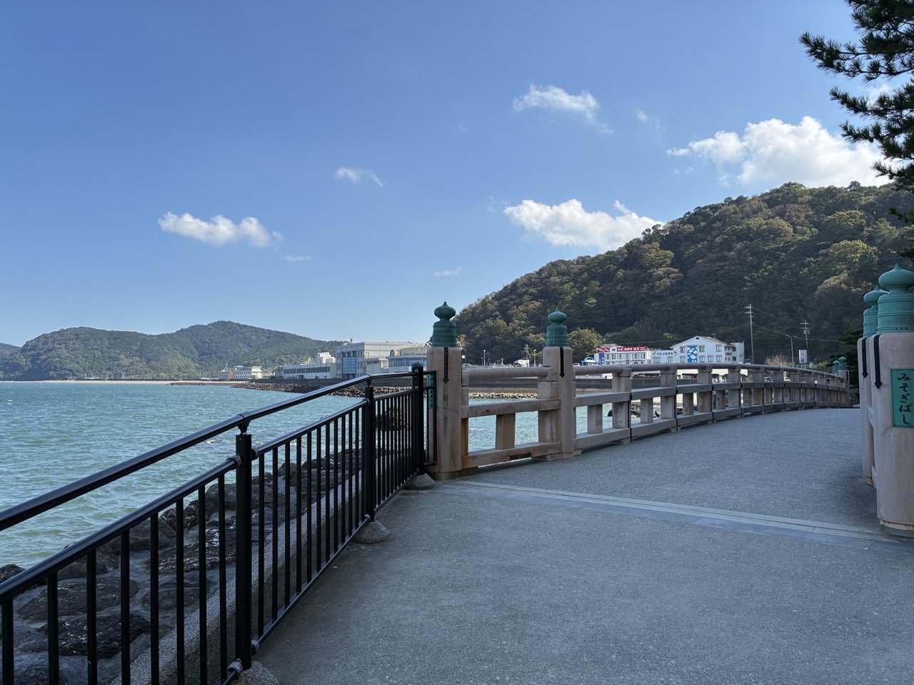 夫婦岩から戻る海沿いの参道と、二見の海