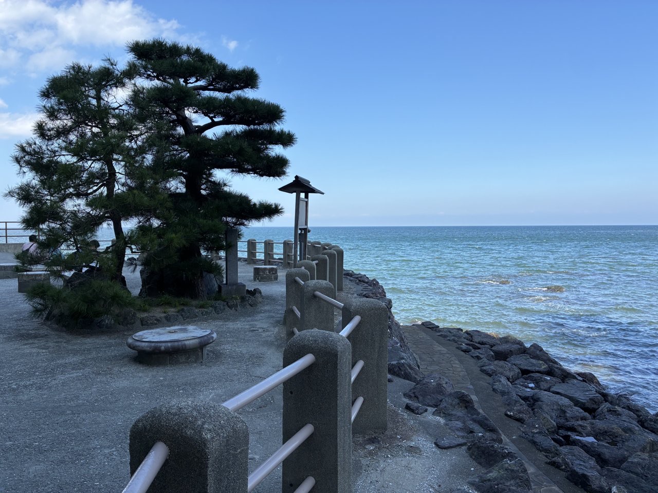 夫婦岩から少し戻った参道の、松の木のあたりにある石の腰かけ