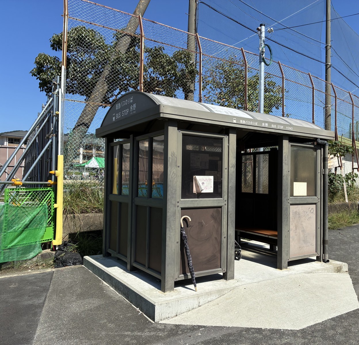 余野の乗り場にある屋根つきの待合