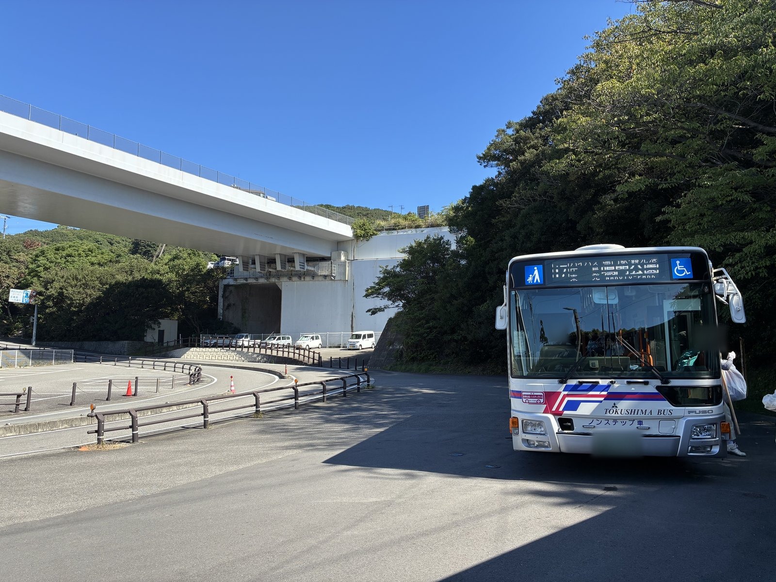 渦の道へ向かう鳴門公園のバス停に着いた徳島バス(奥は大鳴門橋の高架)