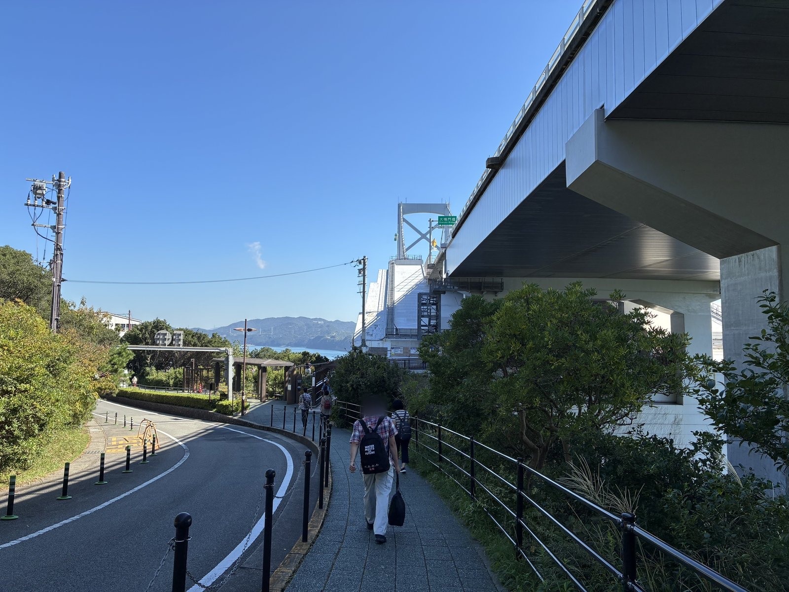 階段の先の、高架に沿った渦の道への坂の歩道