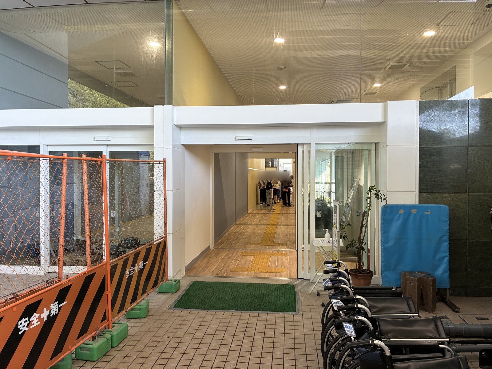 渦の道の入口と、手前に並んだ車いす(入口の右側に仮設トイレ)